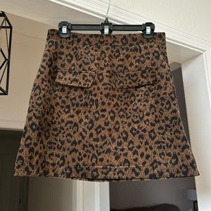 Cute cheetah skirt with fake pocket details. Zipper on back.